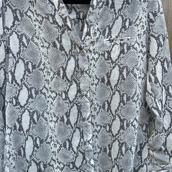 KUT FROM THE KLOTH Snakeskin Print Blouse size Small petite - Picture 3 of 9